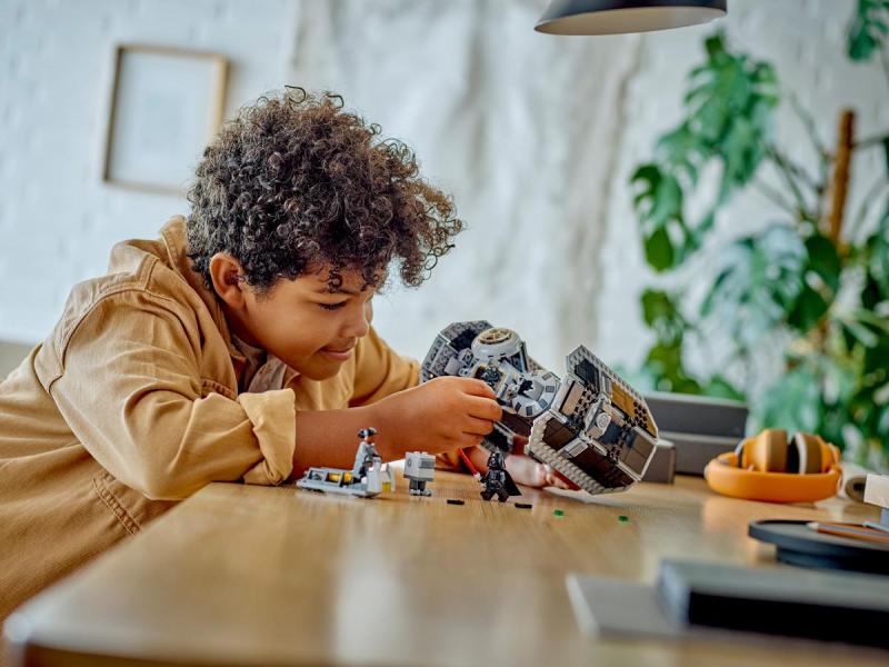 688 db-os TIE bombázó