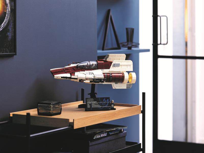 1673 db-os A-szárnyú Starfighter