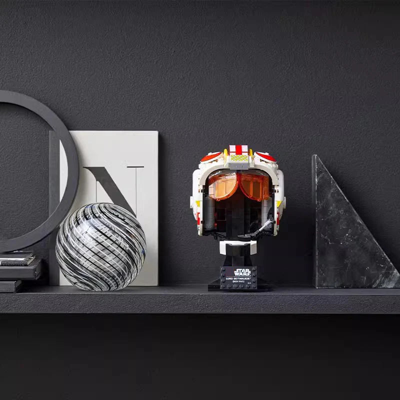 676 db-os Luke Skywalker sisakja